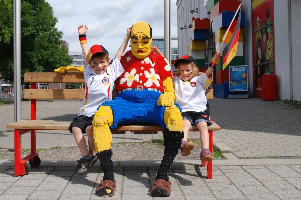 Deutschland Fans vor dem Legoland Discovery Centre Dusiburg